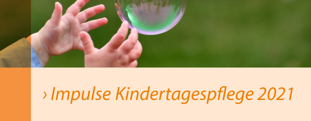 Kinderhände mit Seifenblase und dem Text: „Impulse Kindertsagespflege 2021“